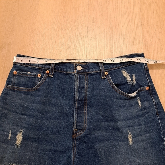 Levi's Medium Wash Distressed Raw Hem Stretchy Ribcage Denim Shorts Size 32 - Picture 7 of 10